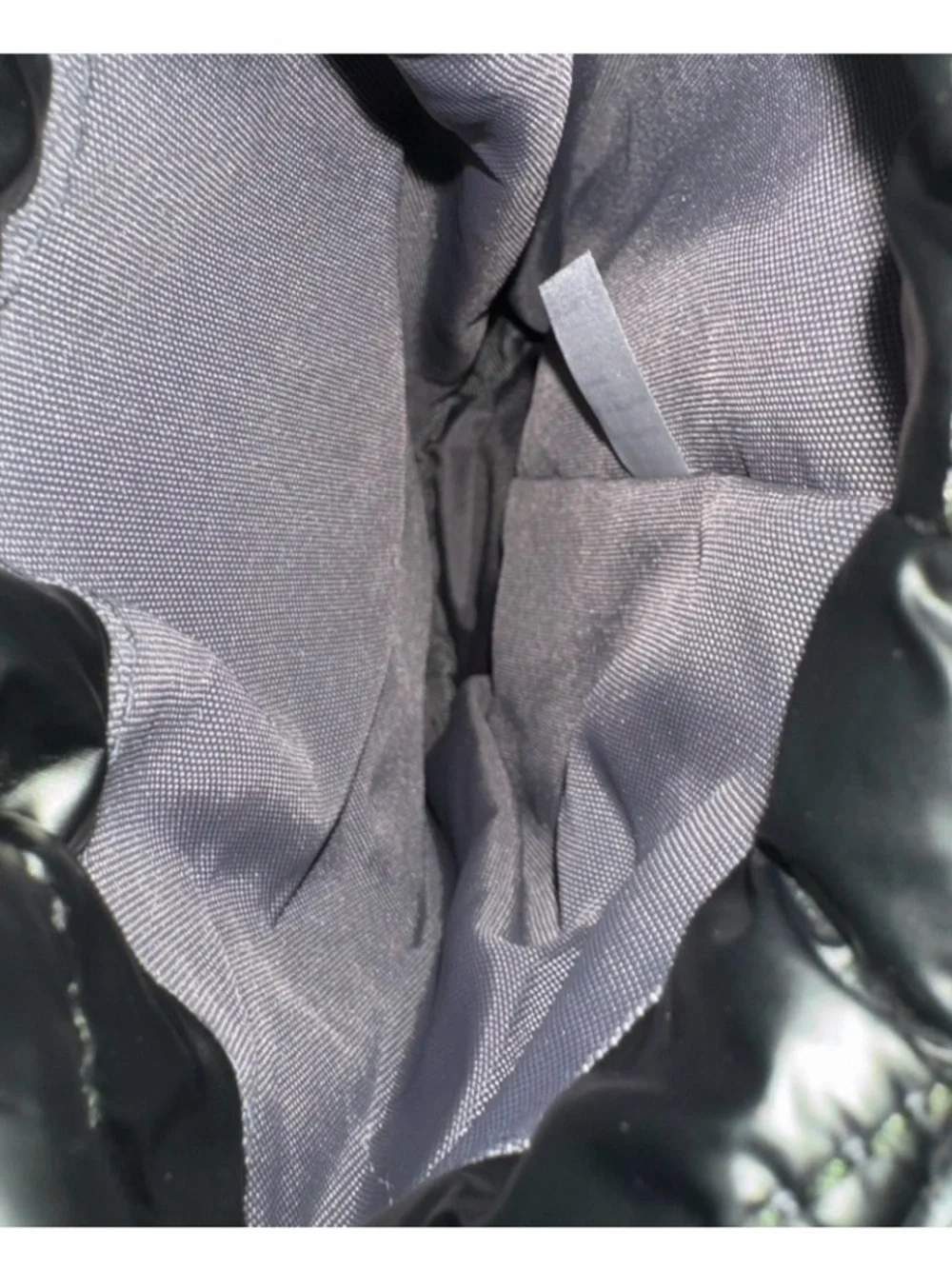 NWT•Wanderfull Hydro Bag•Shiny Black Quilted Sling Belt Bag•Missing Strap - Picture 5 of 7